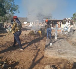 LABORES DE LIMPIEZA EN EL PANTEON DE LA LOCALIDAD DE REBEICO