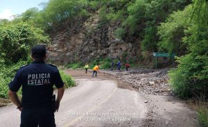 LABORES DE LIMPIEZA EN LA ZONA DEL DERRUMBE REGISTRADO EN LA CARRETERA